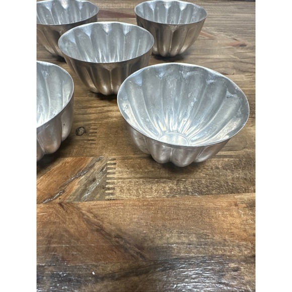 Vintage Set of 5 Fluted Aluminum Dessert Gelatin Molds Cottage Chic Kitchen Deco - Picture 2 of 8